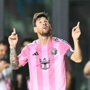 लियोनल मेस्सी इंटर मियामी के लिए LA Galaxy के खिलाफ गोल करते हुए, स्टेडियम में दर्शकों की उत्साही प्रतिक्रिया।