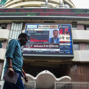 डिजिटल स्टॉक मार्केट चार्ट जिसमें Sensex की तेजी दिख रही है, GST सुधार के आइकॉन्स और भारतीय ध्वज के रंगों के साथ।