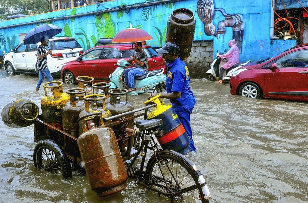 मुंबई की जलमग्न सड़कें