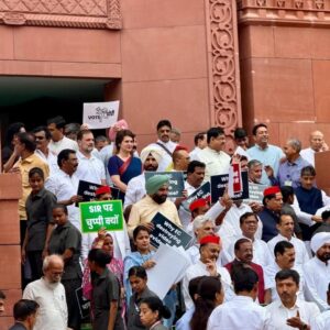 मार्च करते विपक्षी नेता – “दिल्ली में बिहार मतदाता सूची बदलाव के खिलाफ विपक्ष का मार्च”