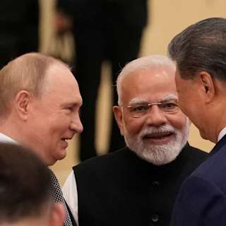 ट्रंप और मोदी को टैरिफ प्रभाव ग्राफिक्स के साथ दिखाने वाली स्प्लिट स्क्रीन